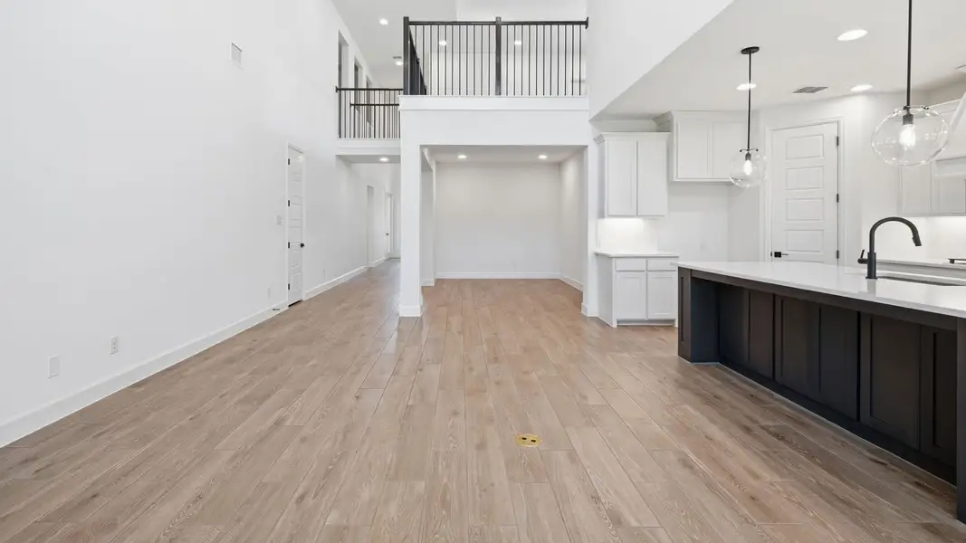 Spacious, unfurnished interior of a new home in Eliana, McKinney (Image 21).