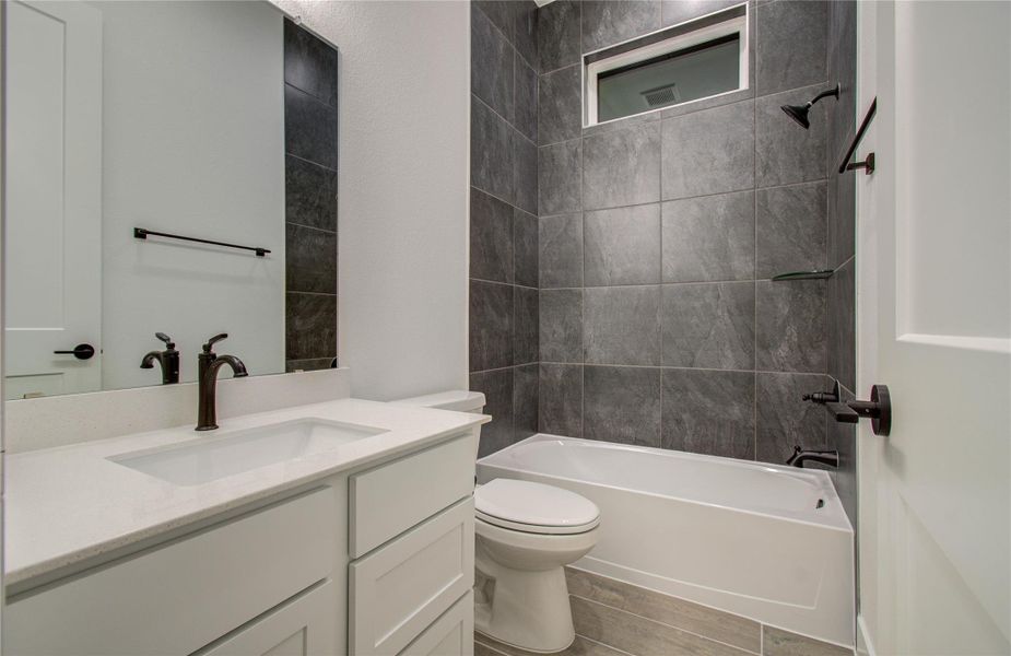 Secondary bathroom with shower/tub combination!