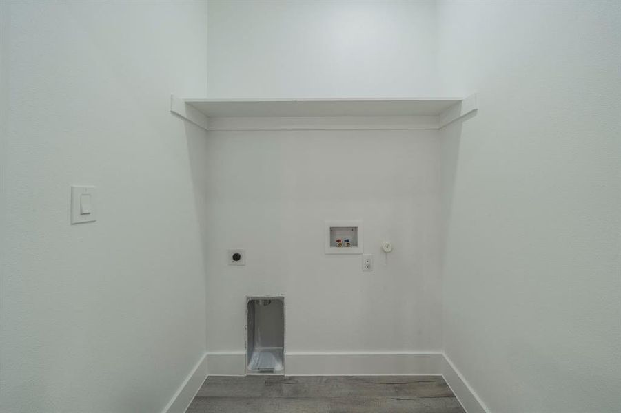 Spacious, unfurnished interior of a new home in , Log Cabin (Image 8).