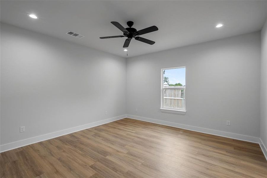 Spacious, unfurnished interior of a new home in , Bellmead (Image 16).