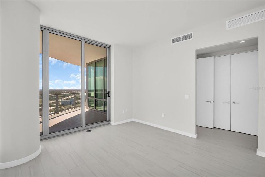 Spacious, unfurnished interior of a new home in , St. Petersburg (Image 68).