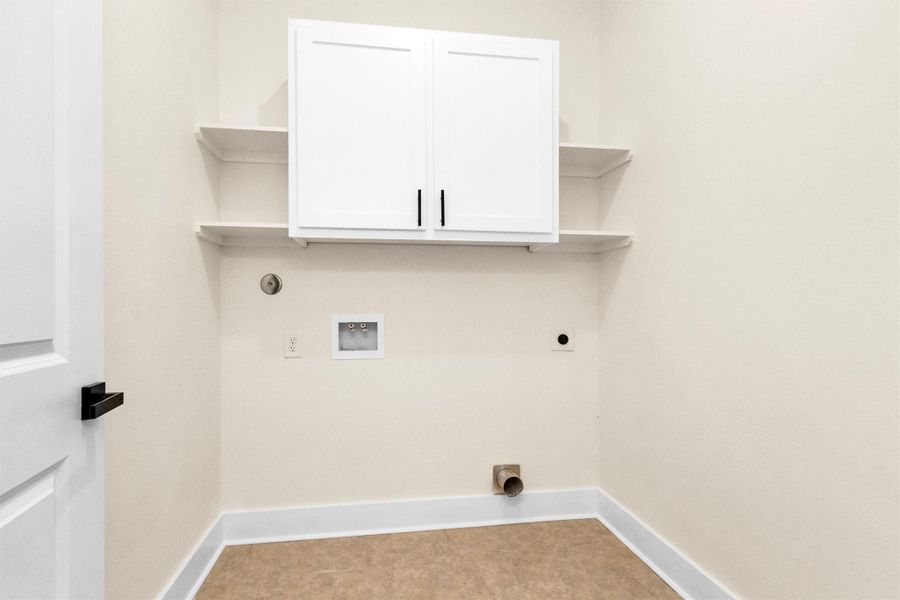 Spacious, unfurnished interior of a new home in , Point Blank (Image 27).