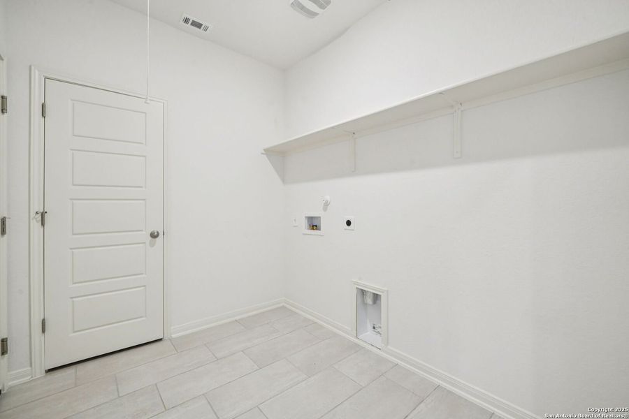 Spacious, unfurnished interior of a new home in Estancia Ranch - Premier Series, San Antonio (Image 28). Spacious, unfurnished interior of a new home in Estancia Ranch - Premier Series, San Antonio (Image 28).