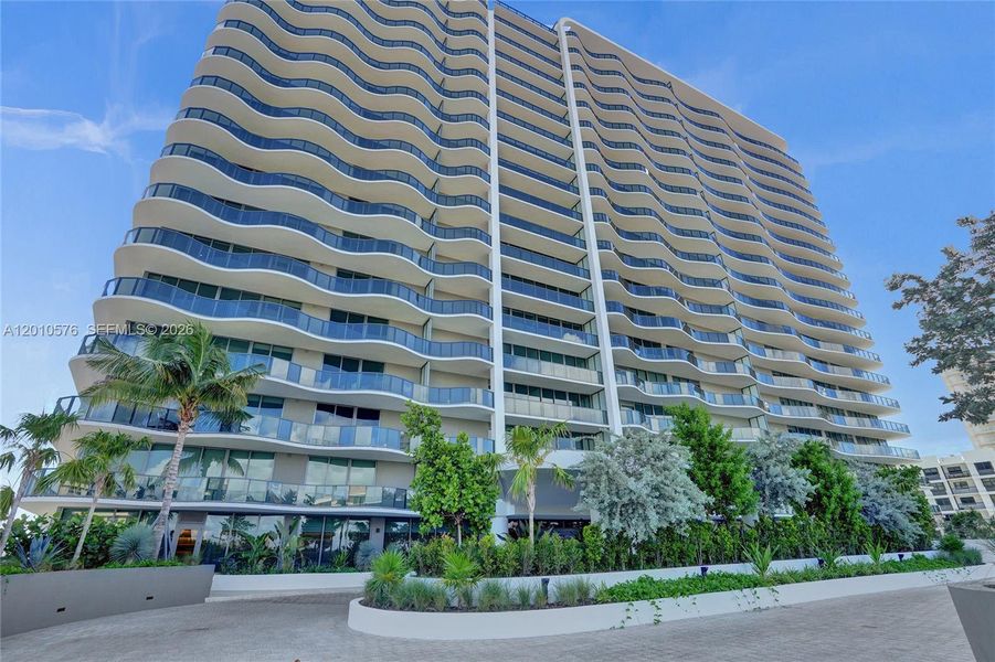 Condo located in Pompano Beach, FL showcasing its design and architecture (Image 27).