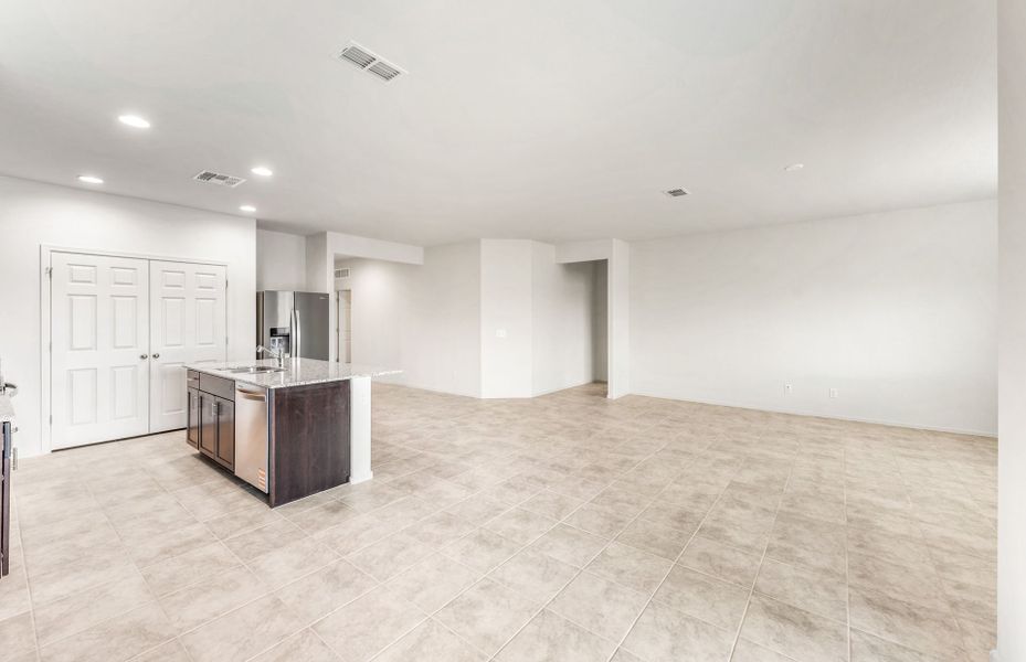 Spacious, unfurnished interior of a new home in Copper Falls, Buckeye (Image 18).