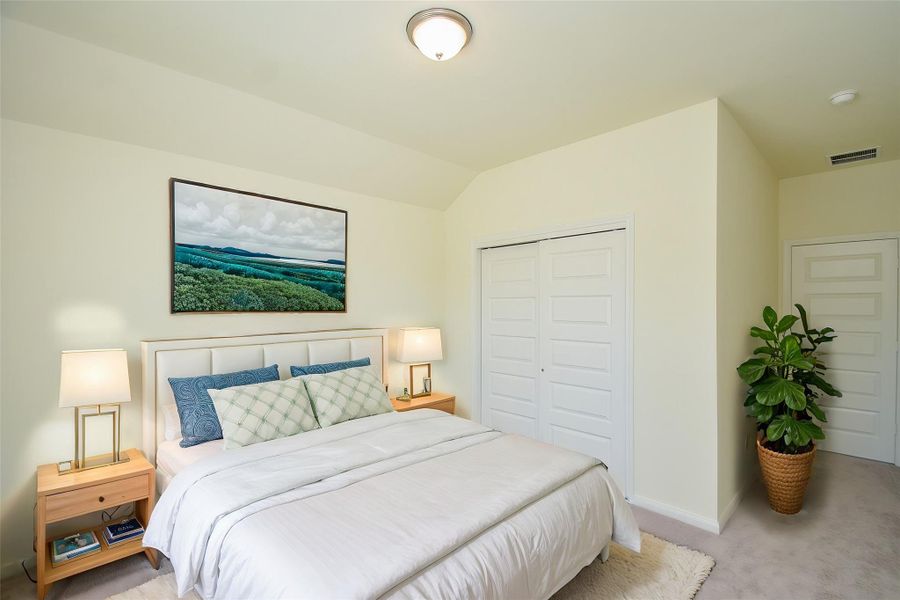 This bright and inviting bedroom offers a comfortable and well-designed layout.