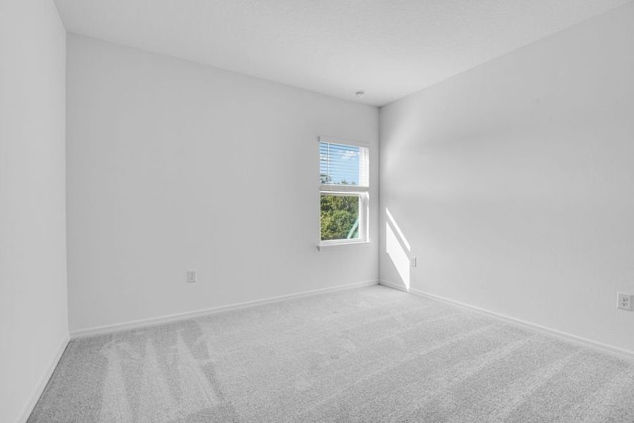 Spacious, unfurnished interior of a new home in Ardisia Park, New Smyrna Beach (Image 15).