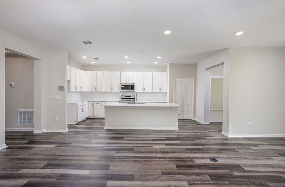 Spacious, unfurnished interior of a new home in Oakstone Farms, Leesburg (Image 22).