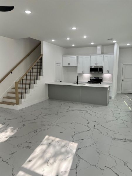 Spacious, unfurnished interior of a new home in , Houston (Image 6).