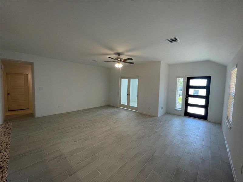 Spacious, unfurnished interior of a new home in Lago Mar, Texas City (Image 15). Spacious, unfurnished interior of a new home in Lago Mar, Texas City (Image 15).