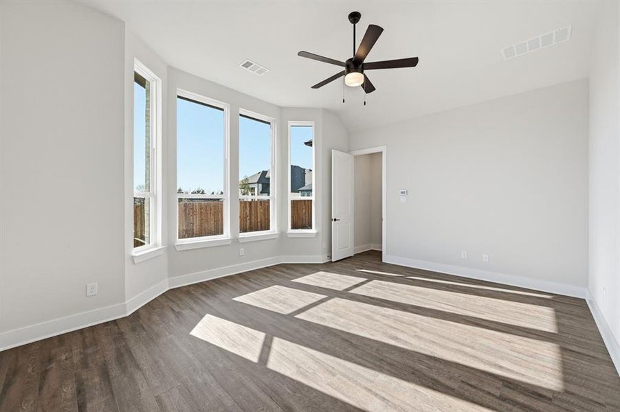 Spacious, unfurnished interior of a new home in Dove Hollow, Waxahachie (Image 17).