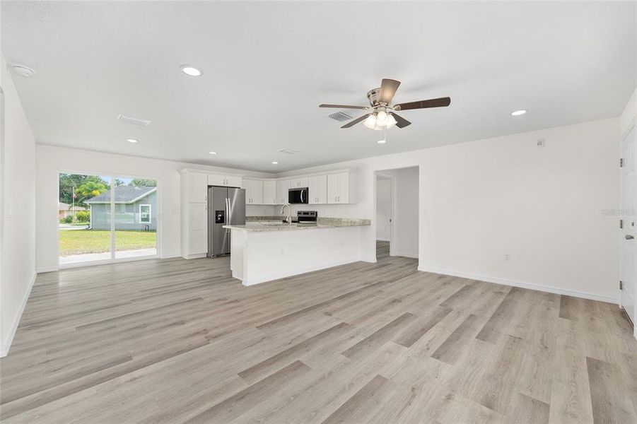 Spacious, unfurnished interior of a new home in , Dunnellon (Image 60).