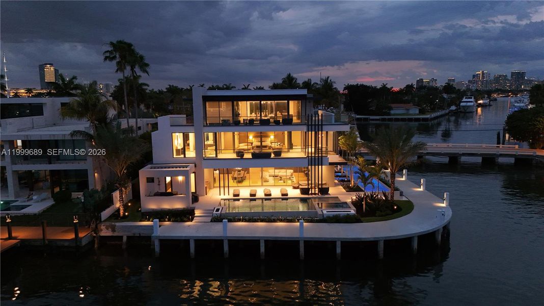 Condo located in Fort Lauderdale, FL showcasing its design and architecture (Image 37).