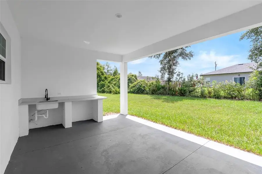 Exterior details and patio area of a home in , Ocala (Image 4).