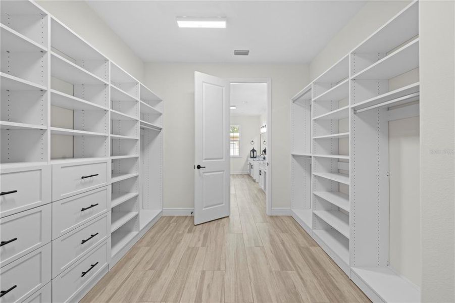 Spacious, unfurnished interior of a new home in , Weeki Wachee (Image 26).