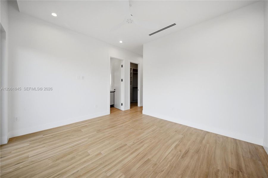 Spacious, unfurnished interior of a new home in , Fort Lauderdale (Image 61).