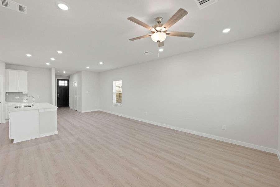 Spacious, unfurnished interior of a new home in River Ranch Trails, Dayton (Image 26).