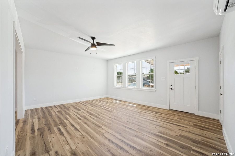 Spacious, unfurnished interior of a new home in , Bandera (Image 12).
