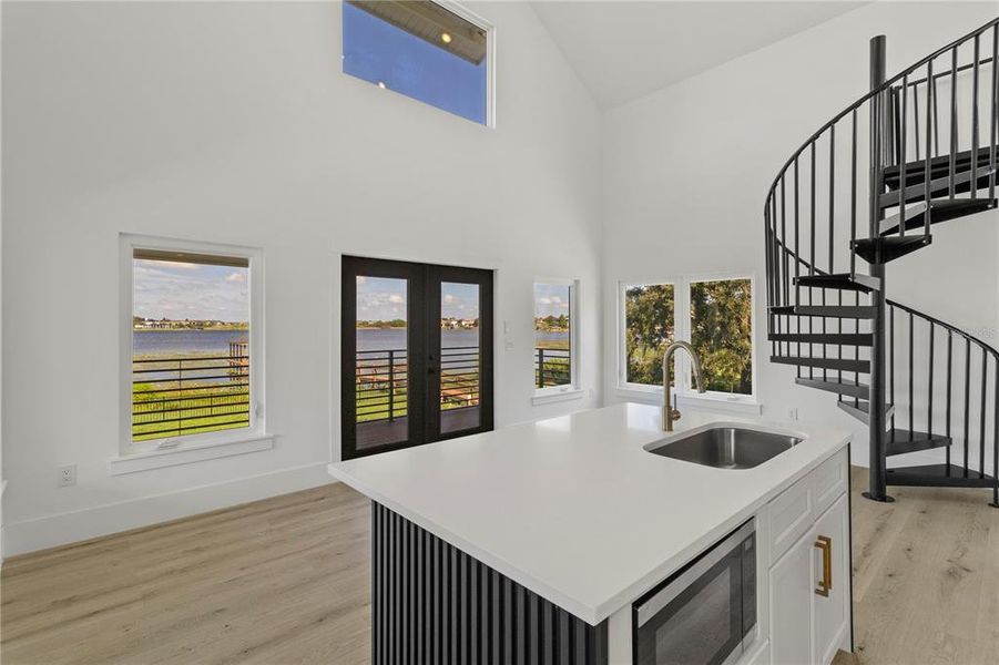 GUEST HOUSE LAUNDRY & FULL KITCHEN