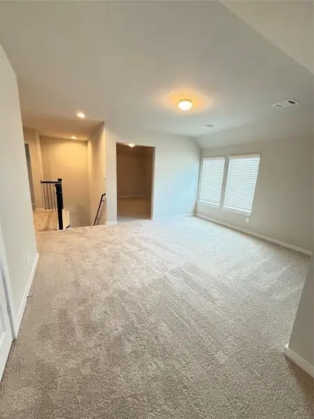Spacious, unfurnished interior of a new home in Huntington Place, Rosharon (Image 11).