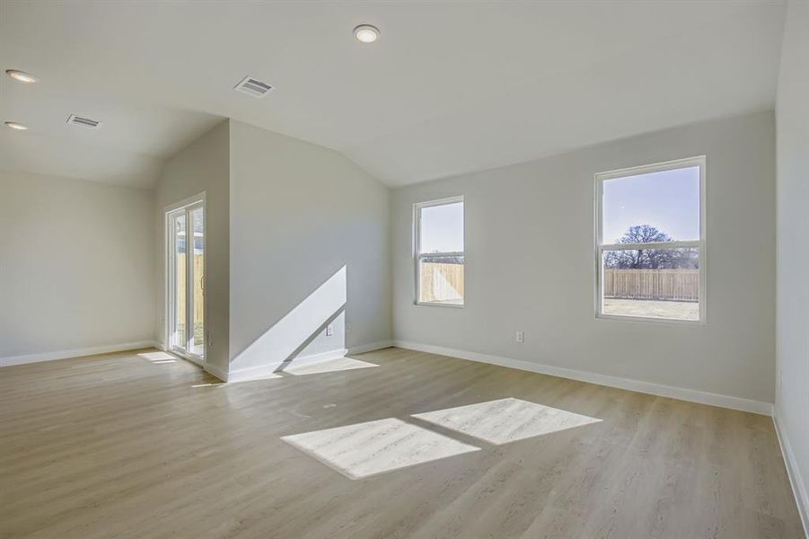 Spacious, unfurnished interior of a new home in Middlefield Village, Dallas (Image 26).