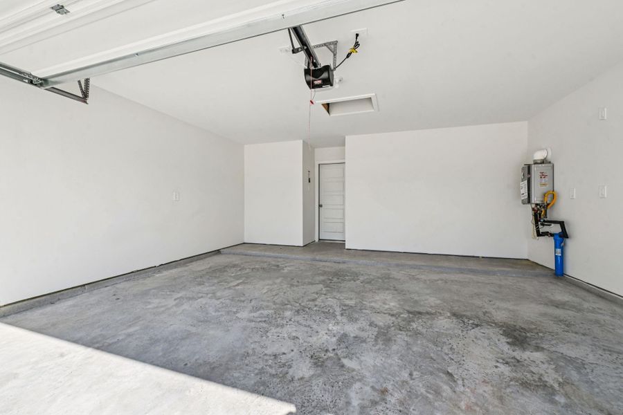 Spacious, unfurnished interior of a new home in Granger Pointe - Traditional Series, Conroe (Image 27).