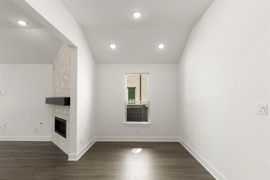 08. 7245 Ladybug - Dining