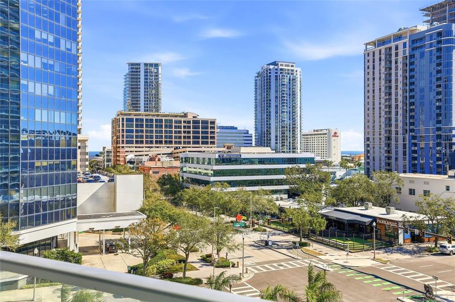 Condo located in St. Petersburg, FL showcasing its design and architecture (Image 39).