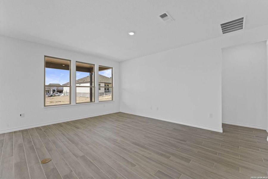 Spacious, unfurnished interior of a new home in Del Webb New Braunfels at Veramendi, New Braunfels (Image 21).