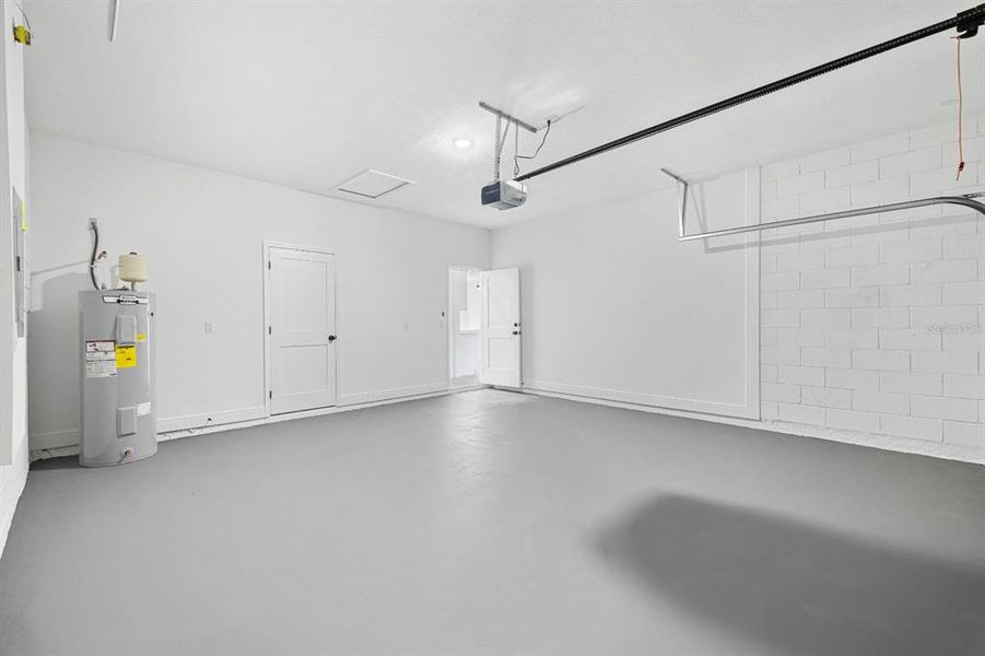 Spacious, unfurnished interior of a new home in , Citrus Springs (Image 7).