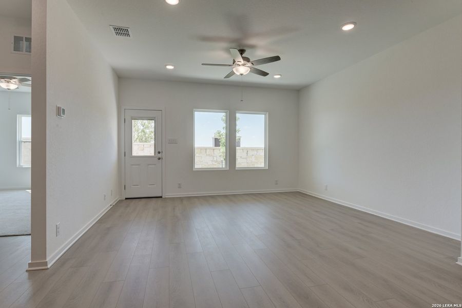 Spacious, unfurnished interior of a new home in Hennersby Hollow, San Antonio (Image 33).
