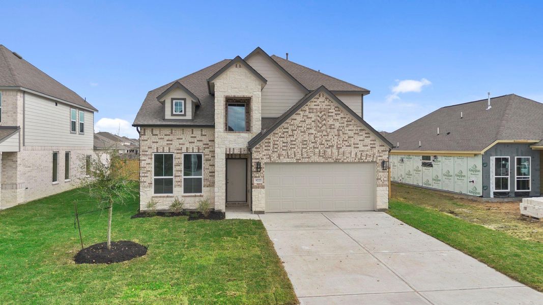 Front exterior of a new home in Huntington Place, Rosharon, TX, highlighting curb appeal (Image 17).