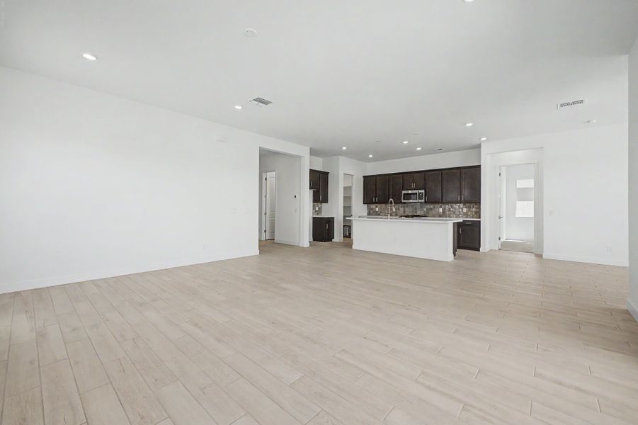 Spacious, unfurnished interior of a new home in Frontera, Surprise (Image 9).