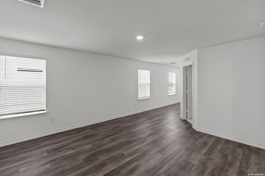 Spacious, unfurnished interior of a new home in The Overlook at Creekside, New Braunfels (Image 18).