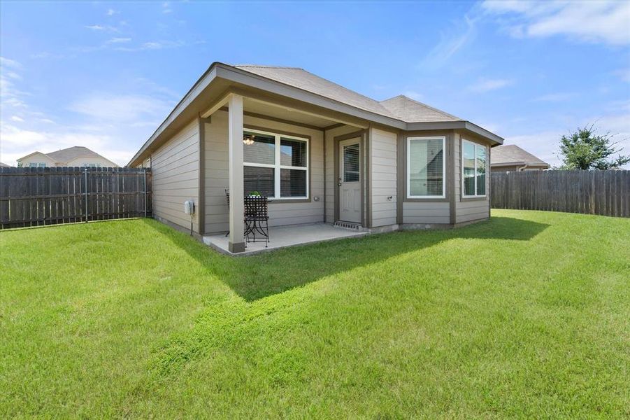 Exterior details and patio area of a home in Deer Creek, Fort Worth (Image 4).