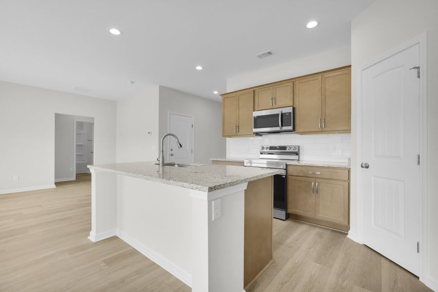 Representative furnished interior of a home built from the The Magnolia by Smith Family Homes in Lakeview Pines, Statesboro (Image 20).