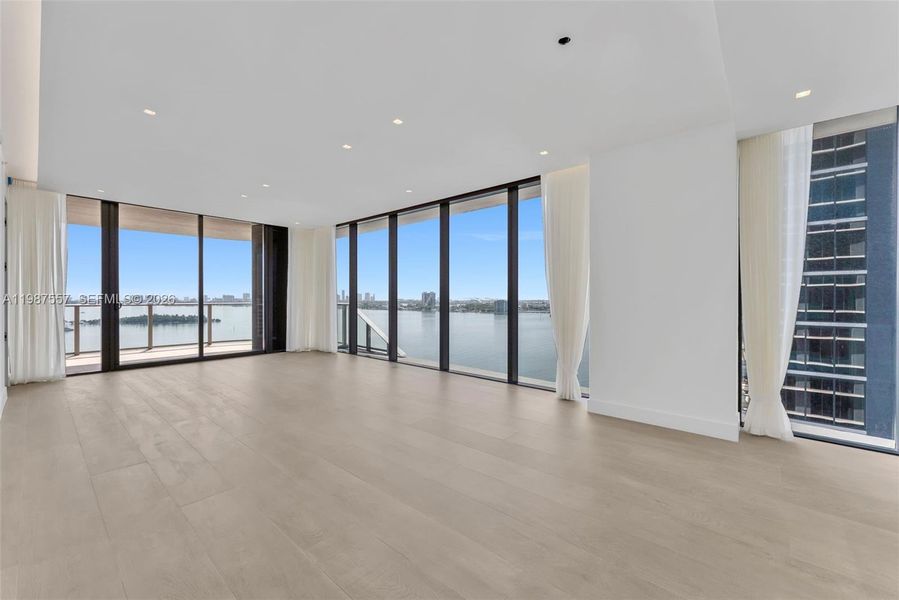 Spacious, unfurnished interior of a new home in Aria Reserve, Miami (Image 18).