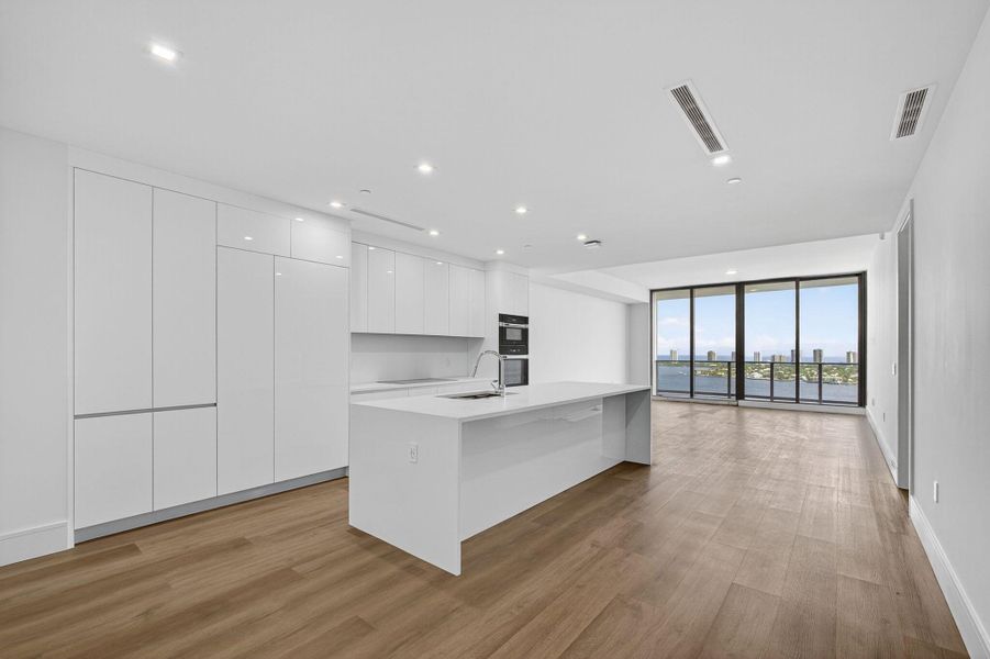 Spacious, unfurnished interior of a new home in , Lake Park (Image 16).