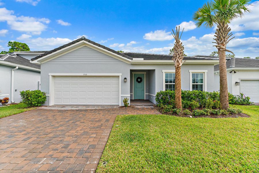 Front exterior of a new home in Banyan Bay, Stuart, FL, highlighting curb appeal (Image 28).