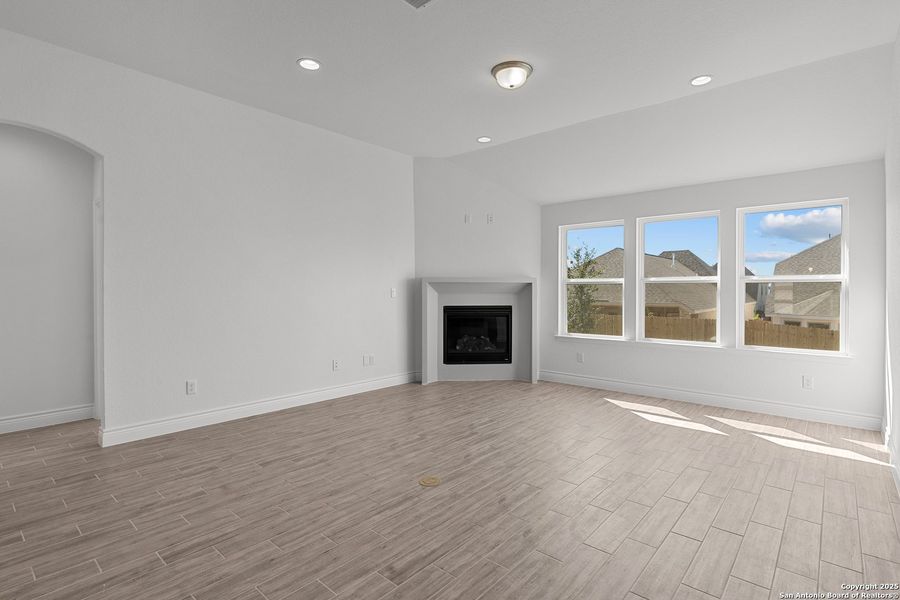 Spacious, unfurnished interior of a new home in Bison Ridge, San Antonio (Image 17).