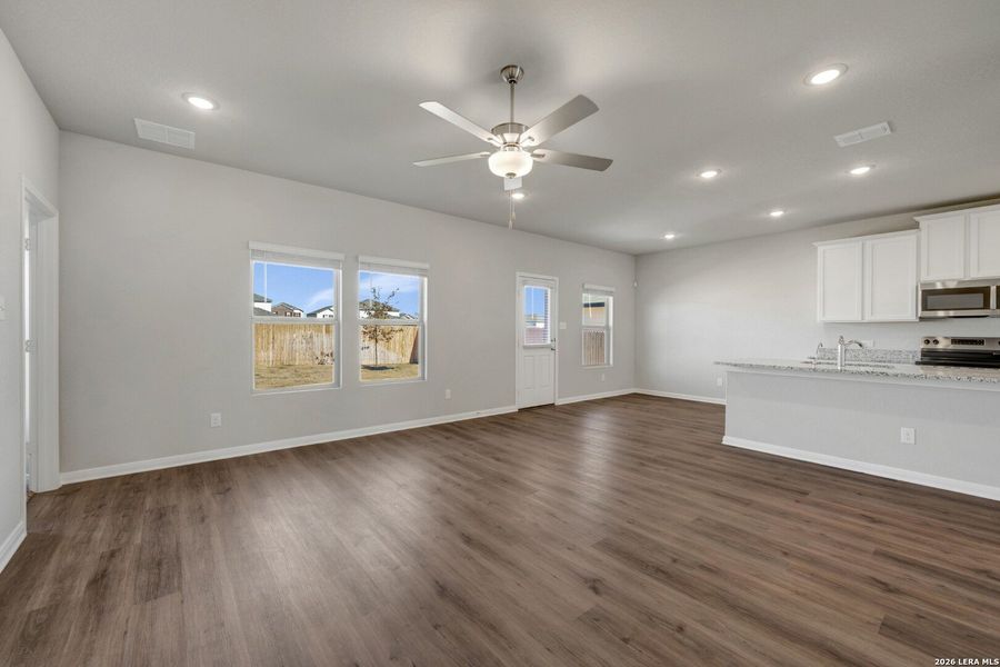Spacious, unfurnished interior of a new home in Paloma Park, Converse (Image 27).