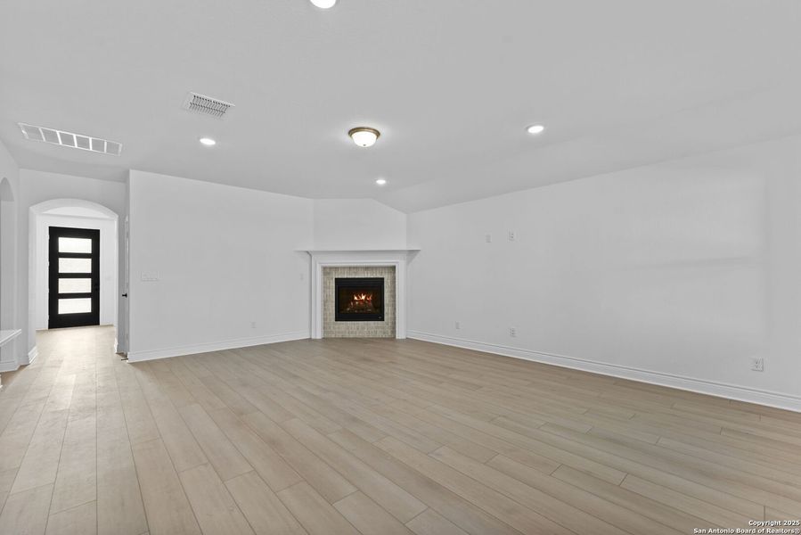 Spacious, unfurnished interior of a new home in Davis Ranch, San Antonio (Image 19).