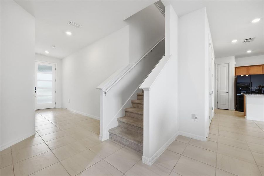 Spacious, unfurnished interior of a new home in , Orlando (Image 26).