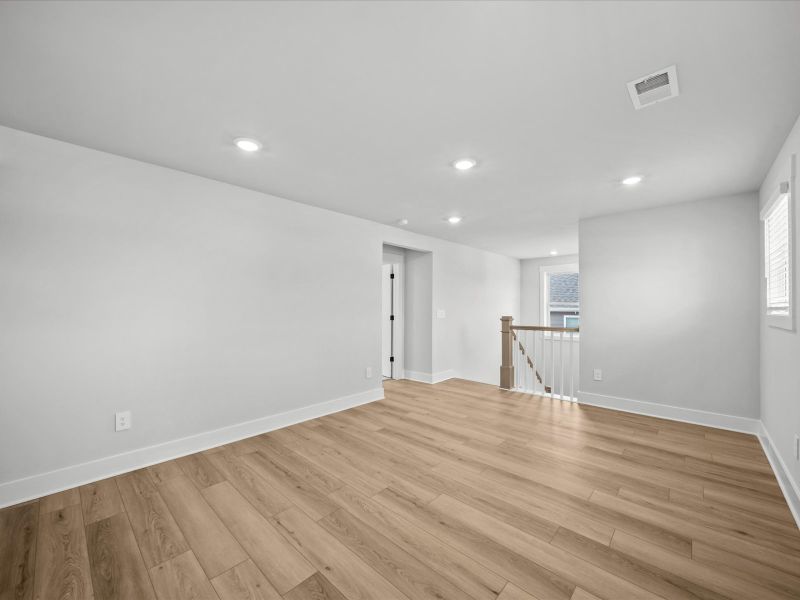 Spacious, unfurnished interior of a new home in Wexford Park, Fountain Inn (Image 15).