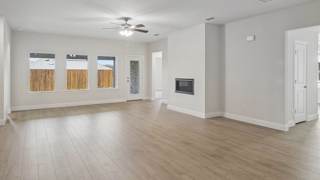 Spacious, unfurnished interior of a new home in Silverado, Aubrey (Image 8).