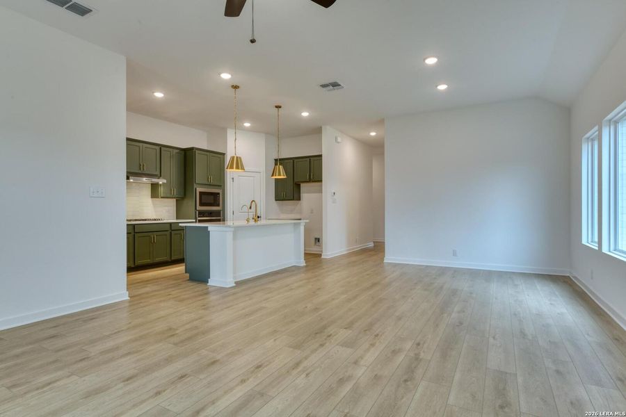 Spacious, unfurnished interior of a new home in Arcadia Ridge, San Antonio (Image 13). Spacious, unfurnished interior of a new home in Arcadia Ridge, San Antonio (Image 13).
