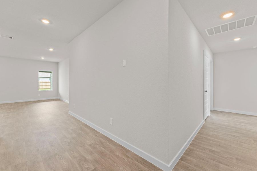 Spacious, unfurnished interior of a new home in Hartland Ranch, Lockhart (Image 12).
