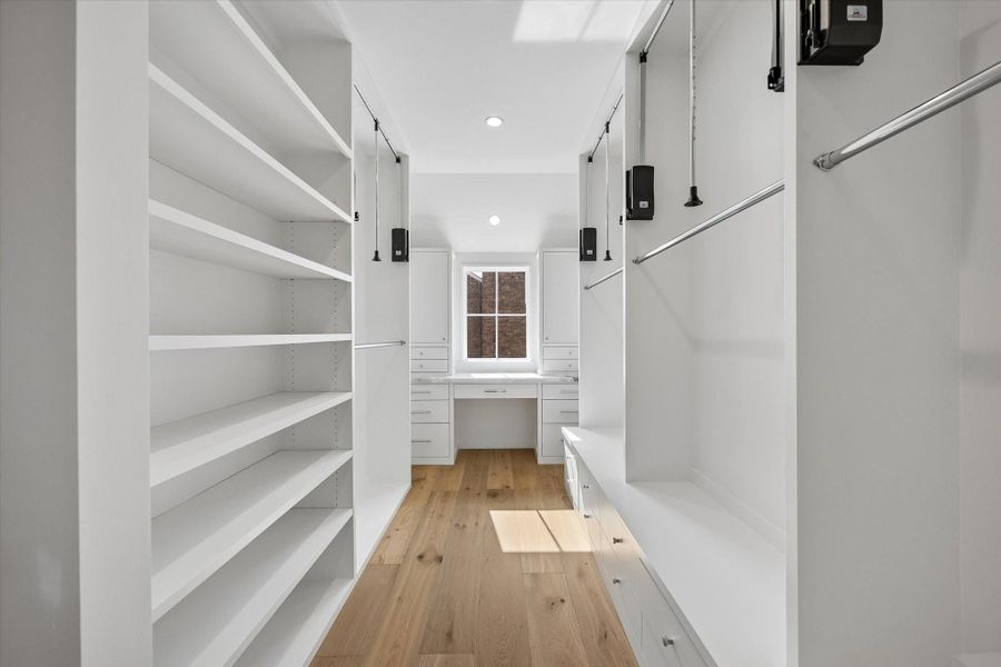 Intelligently organized and fitted closet/dressing room Intelligently organized and fitted closet/dressing room