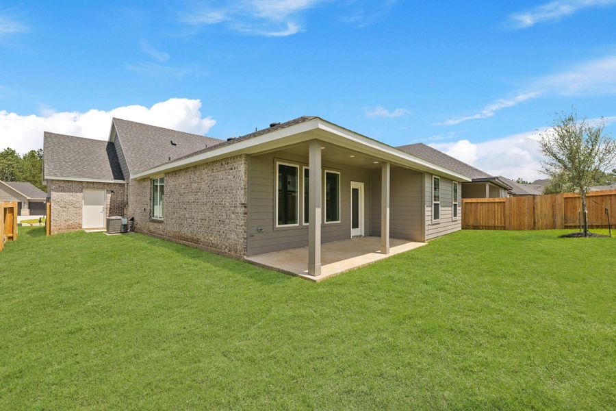 Exterior details and patio area of a home in Silverthorne, Conroe (Image 3).