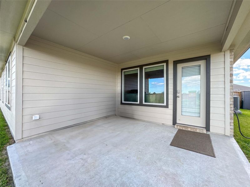 Exterior details and patio area of a home in Marlow Lake, Texas City (Image 22).